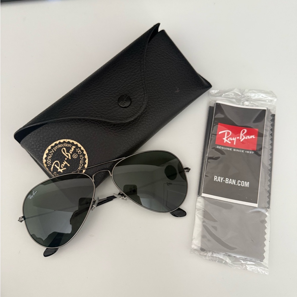 NWT Ray-Ban Silver and Black Aviator Sunglasses